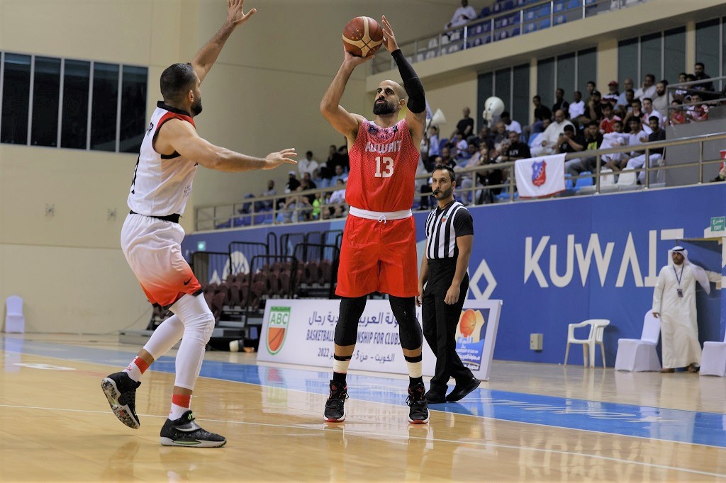 نجم السلة الفلسطينية سني سكاكيني خلال مباراة لفريقه الكويت الكويتي في البطولة العربية للأندية في الكويت