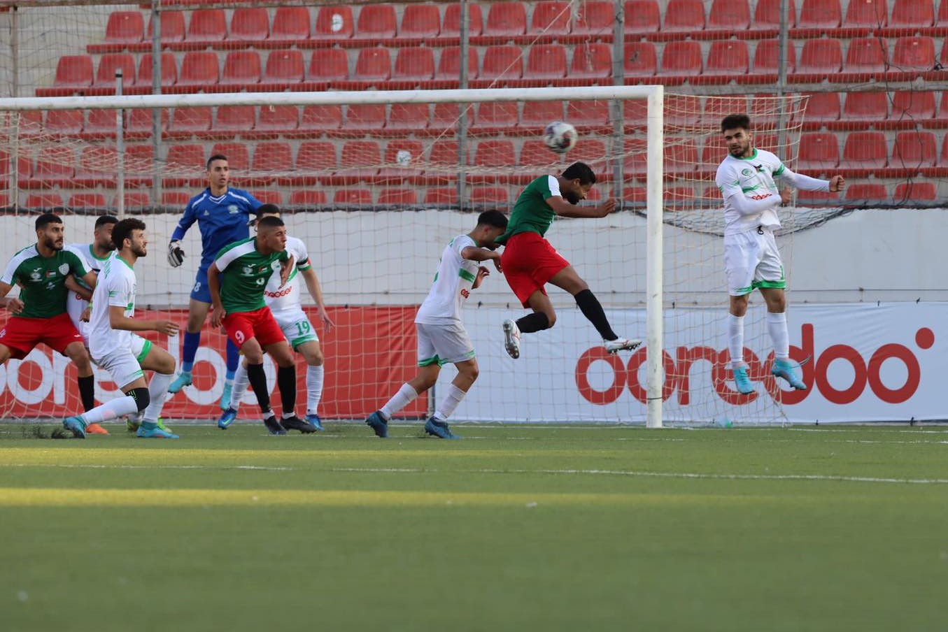 جانب من مباراة "شباب الأمعري" و"إسلامي قلقيلية" على استاد الشهيد فيصل الحسيني في بلدة الرام شمال القدس المحتلة