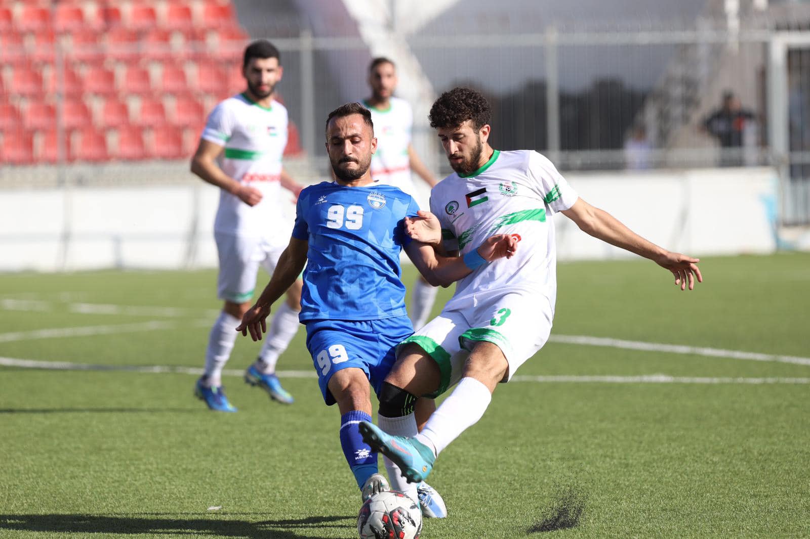 جانب من مباراة "هلال القدس" و"إسلامي قلقيلية" على استاد الشهيد فيصل الحسيني في بلدة الرام شمال القدس المحتلة 