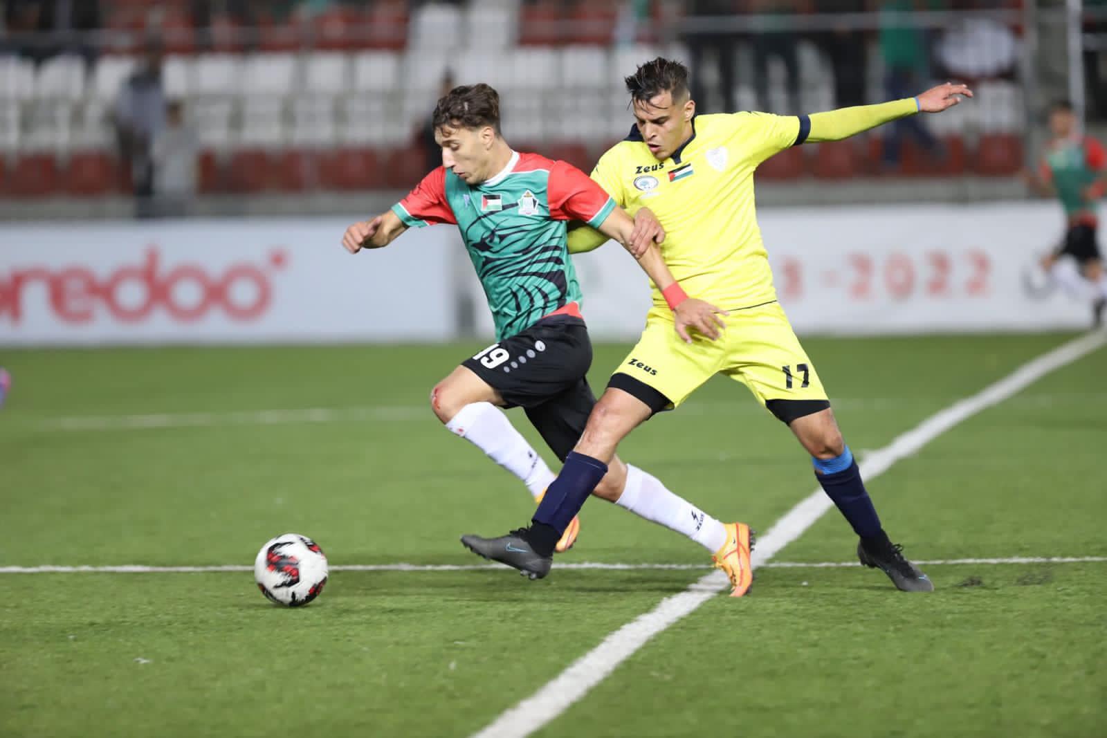 جانب من مباراة "جبل المكبر" و"مركز بلاطة" على استاد الشهيد فيصل الحسيني في بلدة الرام شمال القدس المحتلة