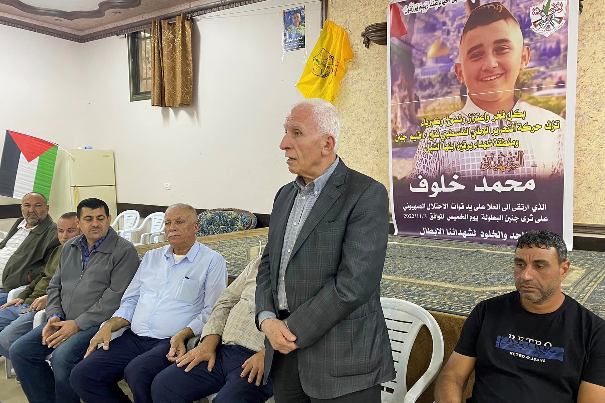 عضو اللجنتين التنفيذية لمنظمة التحرير والمركزية لحركة "فتح" عزام الأحمد يقدم واجب العزاء بالشهيد الطفل محمد خلوف (تصوير: ثائر أبو بكر/وفا)