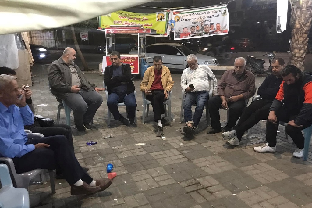 مشاركون داخل خيمة الاعتصام بميدان الأسرى في جنين (تصوير: ثائر أبو بكر/وفا)