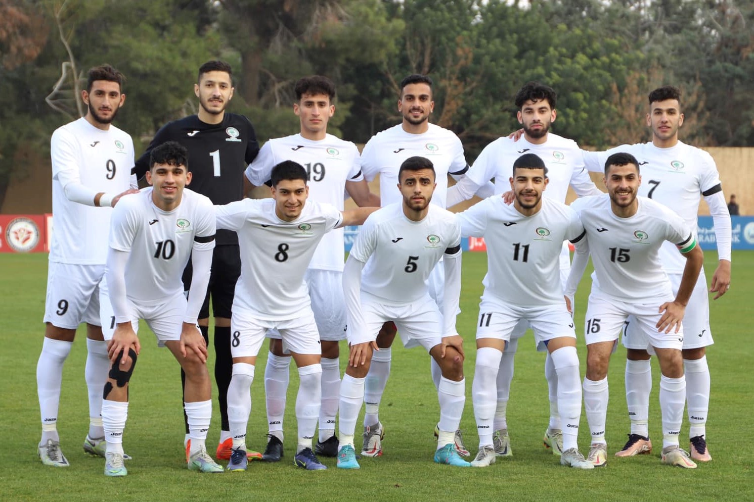 منتخبنا الوطني الأولمبي في صورة جماعية قبل انطلاق المباراة 