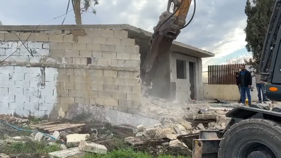 جانب من عملية هدم منزل عائلة حربي الرجبي في بلدة بيت حنينا شمال القدس المحتلة 