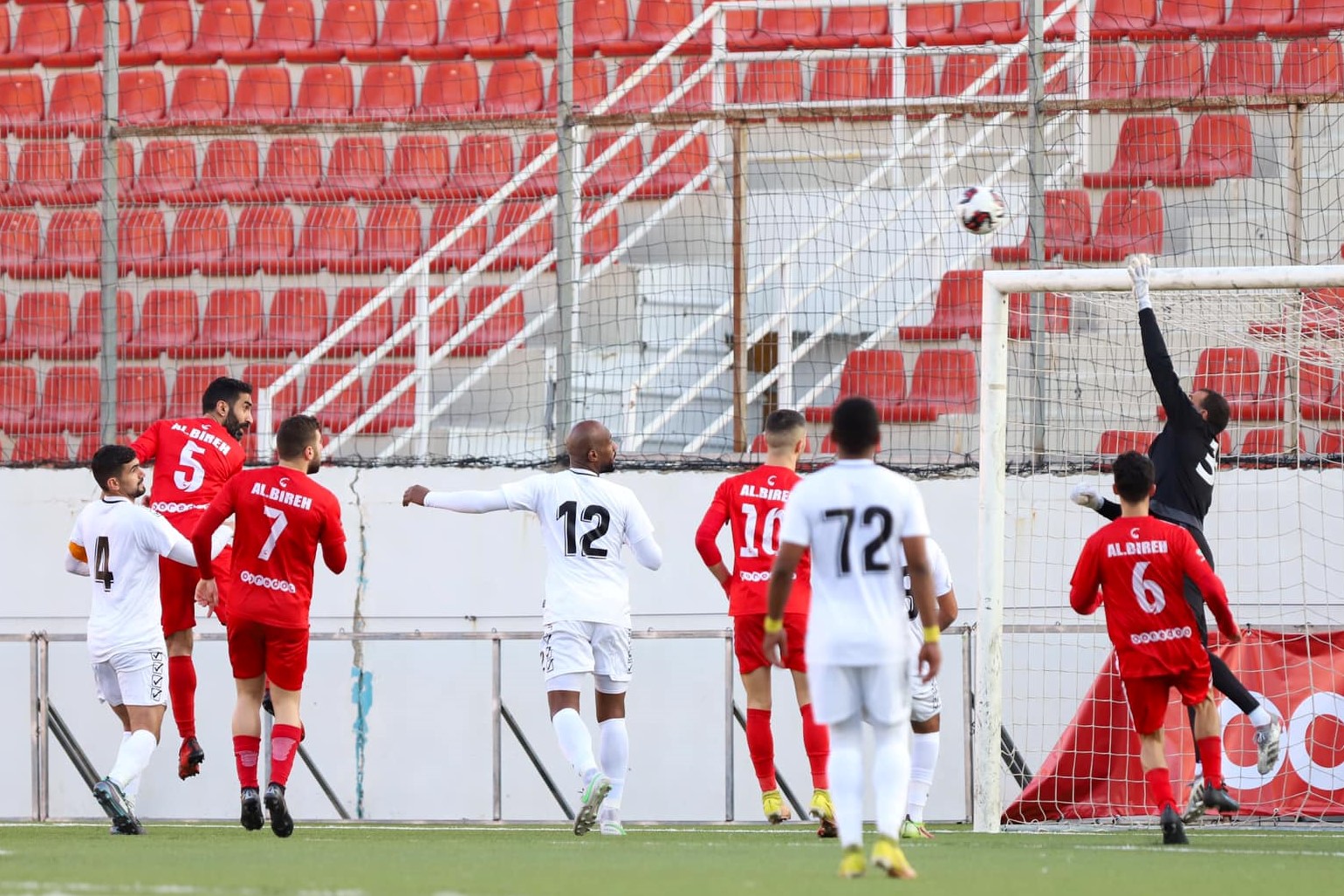 جانب من مباراة "شباب الخليل" و"مؤسسة البيرة" على استاد الشهيد فيصل الحسيني في بلدة الرام شمال القدس المحتلة