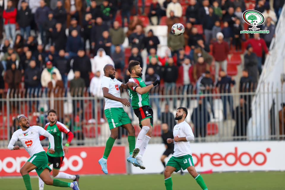 جانب من مباراة "جبل المكبر" و"شباب الظاهرية" على استاد الشهيد فيصل الحسيني في بلدة الرام شمال القدس المحتلة