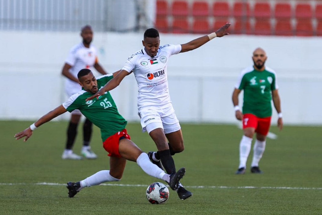 جانب من مباراة "شباب الخليل" و"شباب الأمعري" على استاد الشهيد فيصل الحسيني في بلدة الرام شمال القدس المحتلة