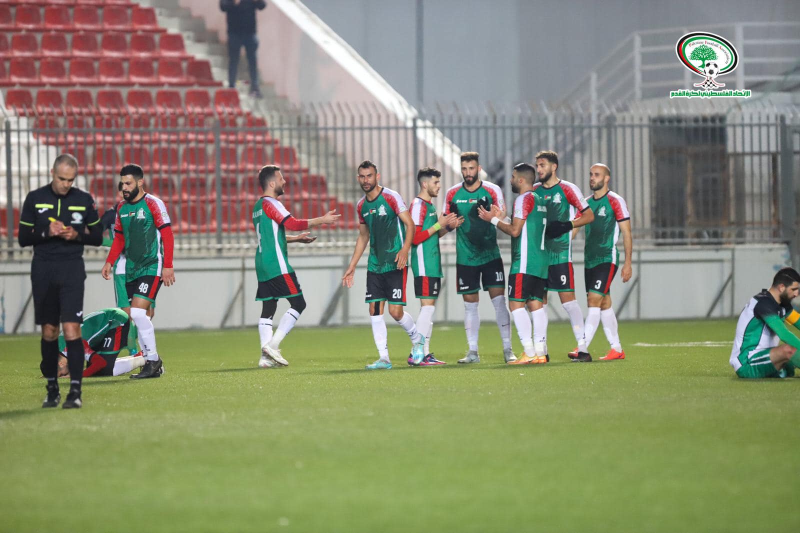 جانب من مباراة "جبل المكبر" و"إسلامي قلقيلية" على استاد الشهيد فيصل الحسيني في بلدة الرام شمال القدس المحتلة