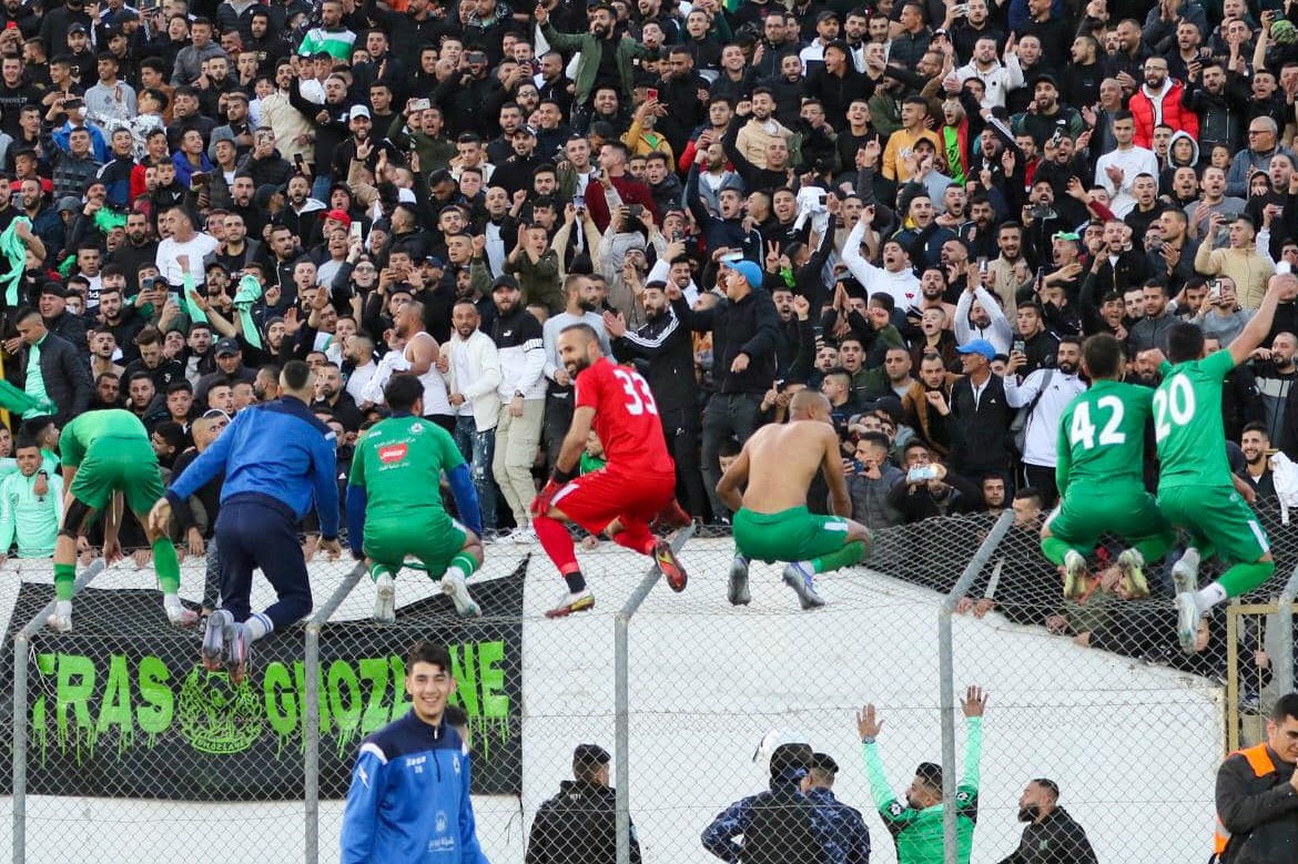 لاعبو "الظاهرية" يحتفلون مع جمهورهم بالفوز على "شباب الخليل" 