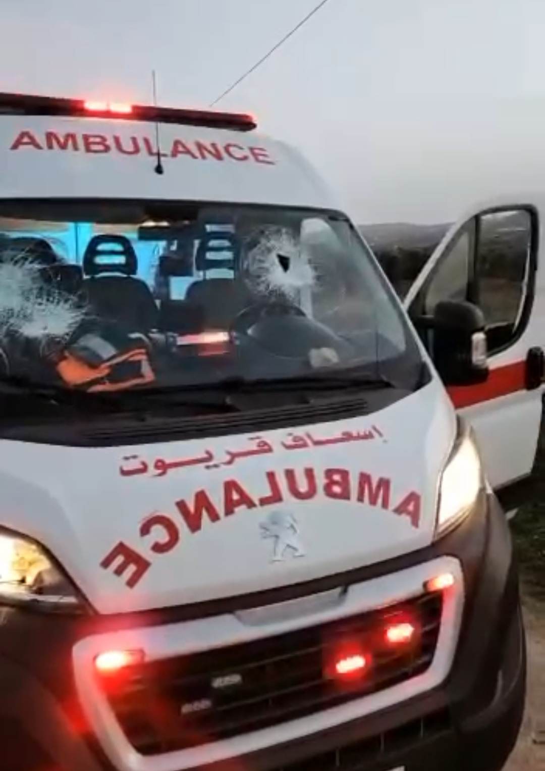 آثار اعتداء المستوطنين على سيارة اسعاف في مجدل بني فاضل
