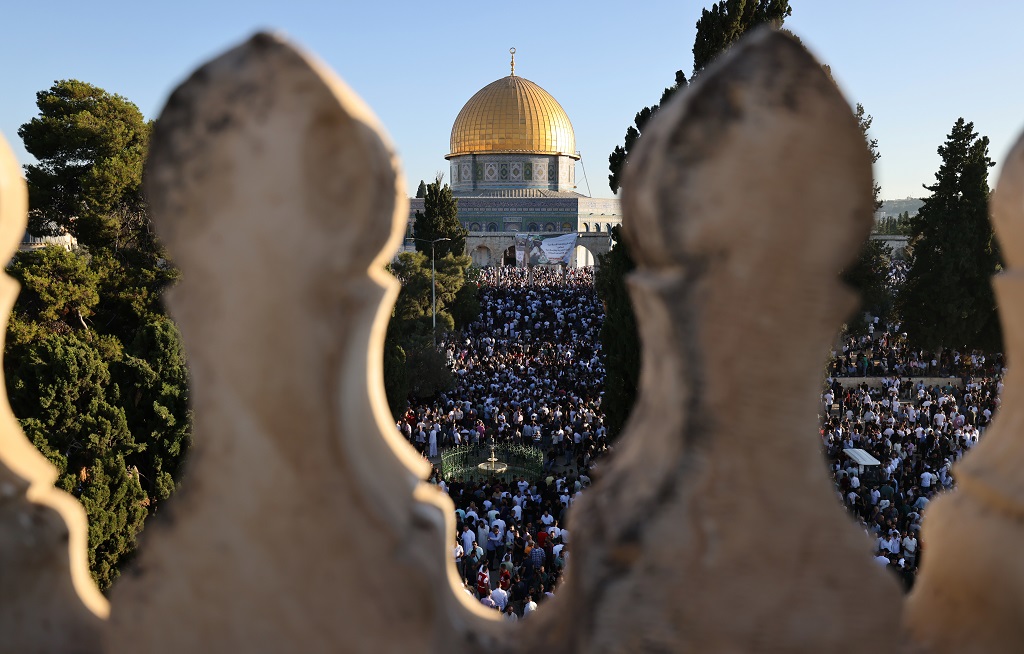 الآلاف يؤدون الصلاة في المسجد الأقصى المبارك (أرشيفية)