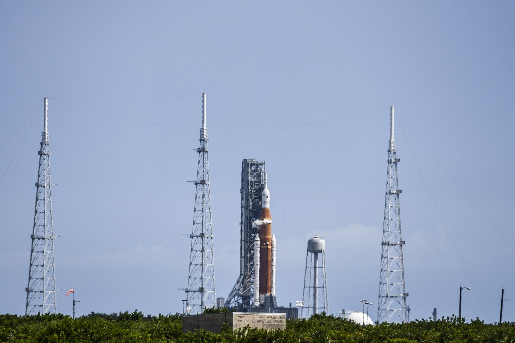 إرجاء جديد لإقلاع صاروخ ناسا العملاق إلى القمر (تصوير: أ ف ب)