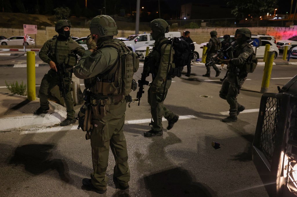 انتشار لجنود الاحتلال الإسرائيلي بالقرب من مخيم شعفاط شمال القدس المحتلة (تصوير: أ ف ب)