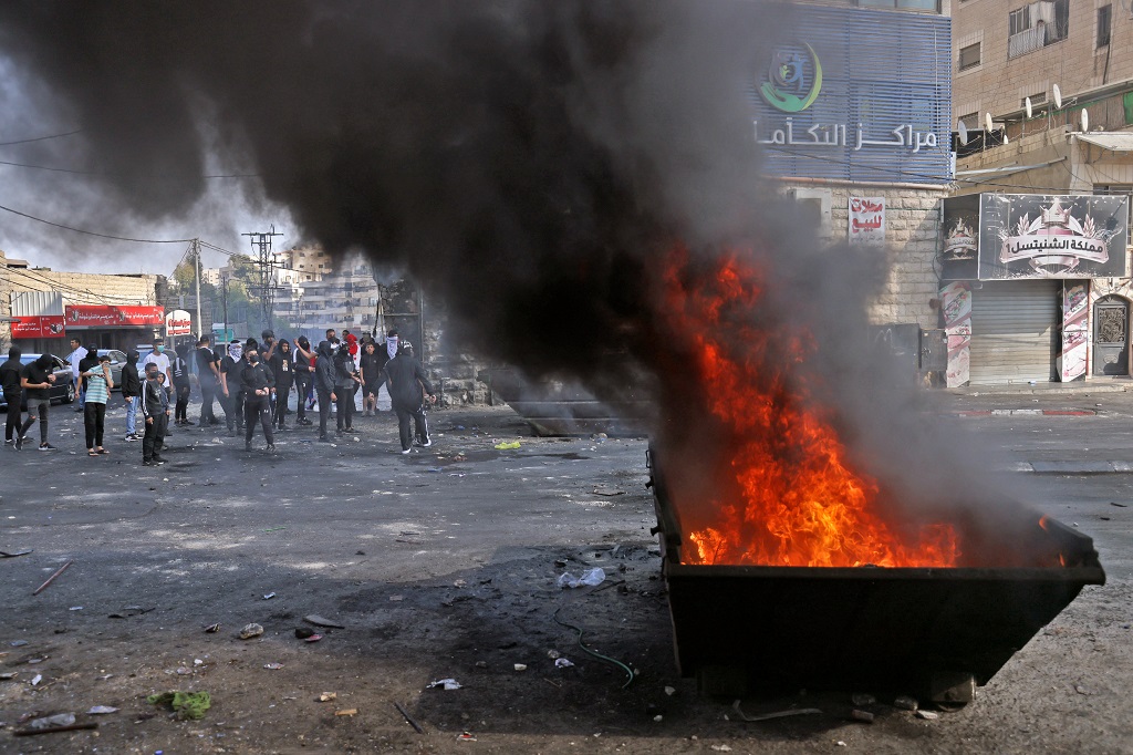 مواجهات مع الاحتلال في مخيم شعفاط شمال شرق القدس (تصوير: أ ف ب)
