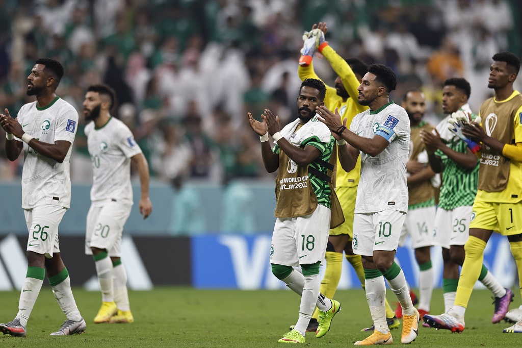 لاعبو المنتخب السعودي يحيون الجماهير في ختام مباراتهم أمام المكسيك (تصوير: أ ف ب)