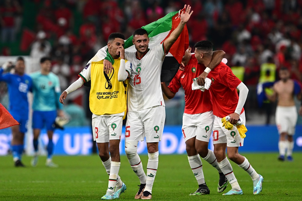 لاعبو المنتخب المغربي يرفعون العلم الفلسطيني خلال احتفالهم بالفوز على كندا والتأهل للدور الثاني في مونديال قطر 2022-تصوير "أ ف ب"