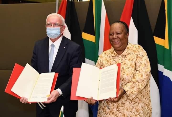 وزير الخارجية والمغتربين رياض المالكي ونظيرته الجنوب أفريقية ناليدي باندور عقب توقيع البيان المشترك