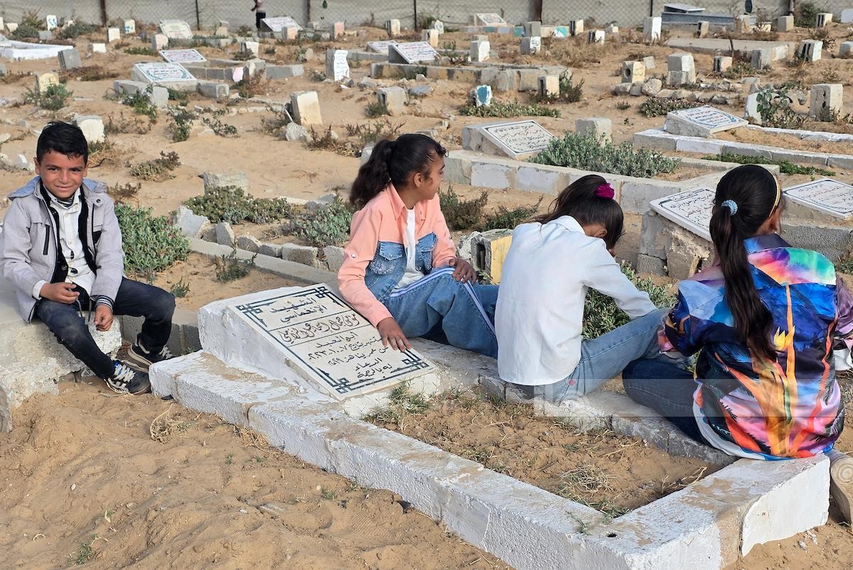 عيد الأضحى في غزة… أطفال يزورون مقابر آبائهم بدل اللعب (تصوير: وفا)