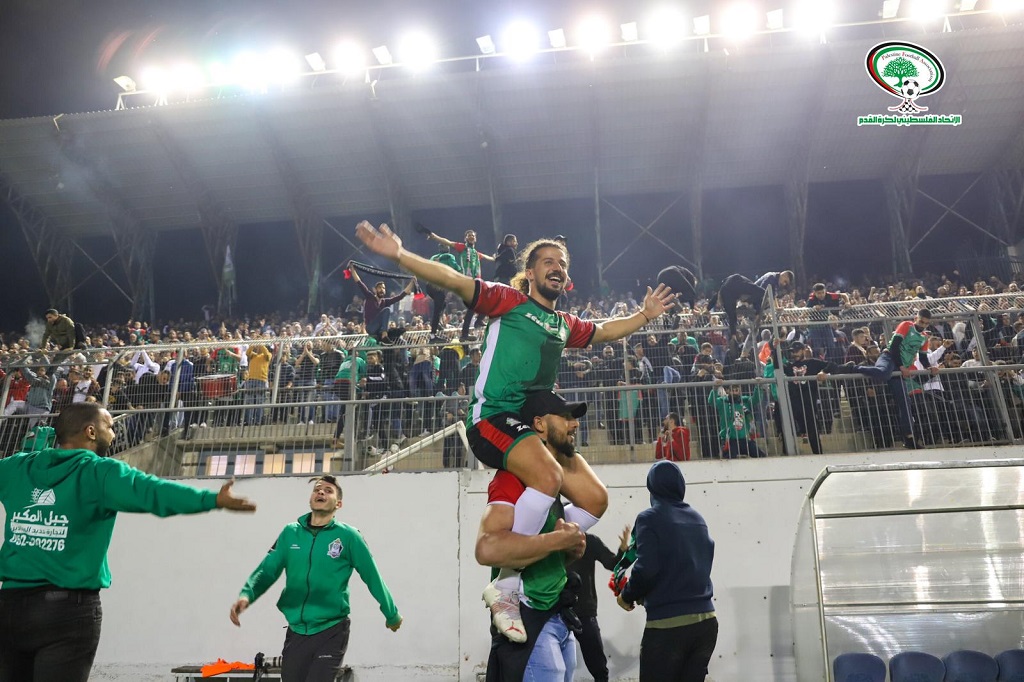 لاعبو "جبل المكبر" يحتفلون بحصد لقب دوري المحترفين