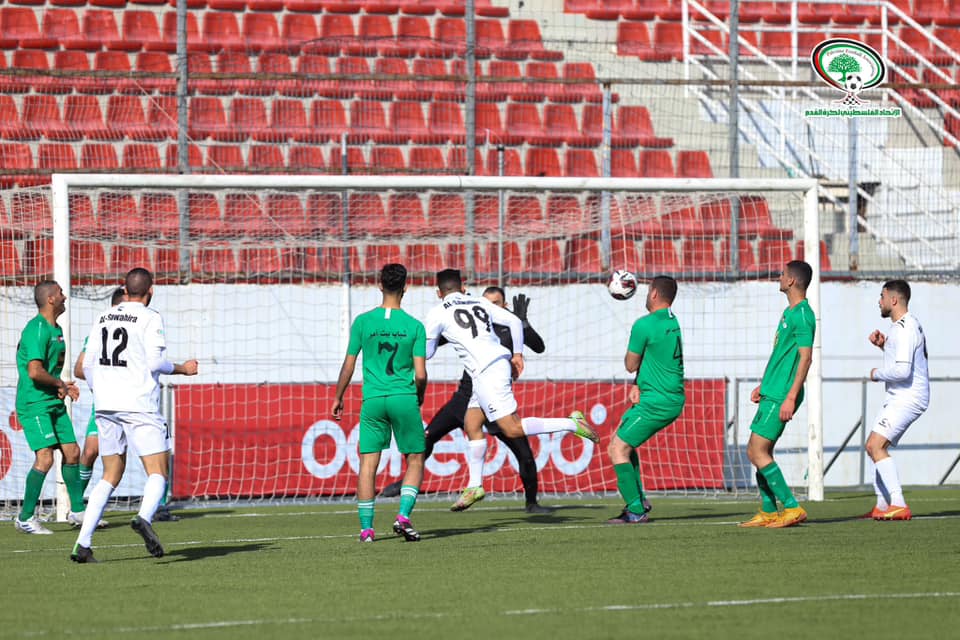 جانب من مباراة "السواحرة" و"بيت أمر" على استاد الشهيد فيصل الحسيني في بلدة الرام شمال القدس المحتلة