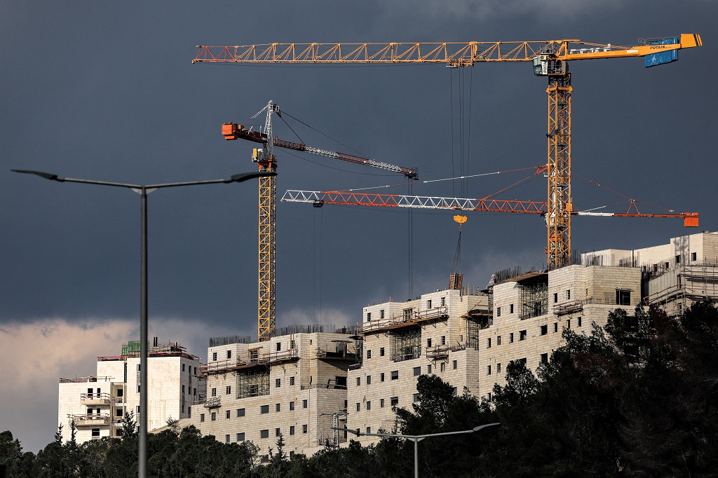 أعمال بناء في مستوطنة "رامات شلومو" المقامة على أراضي بلدة شعفاط في القدس المحتلة (أرشيف: أ ف ب)
