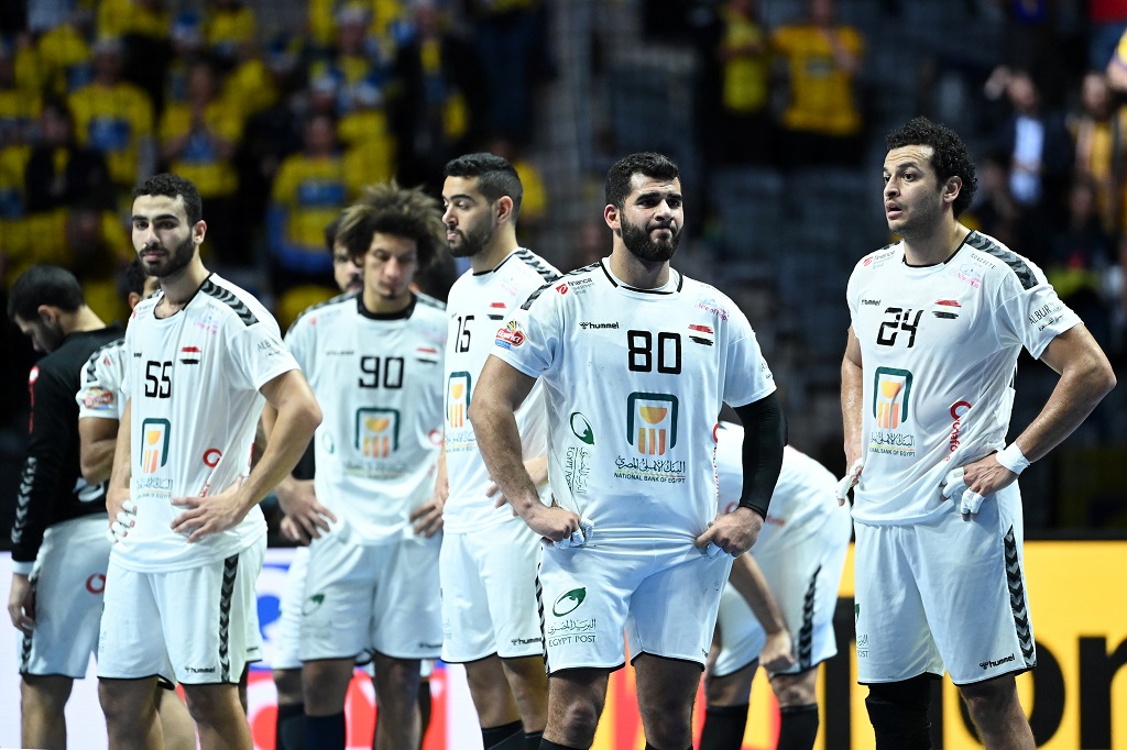 لاعبو المنتخب المصري لكرة اليد عقب الخسارة أمام السويد في الدور ربع النهائي من بطولة العالم (تصوير: أ ف ب)