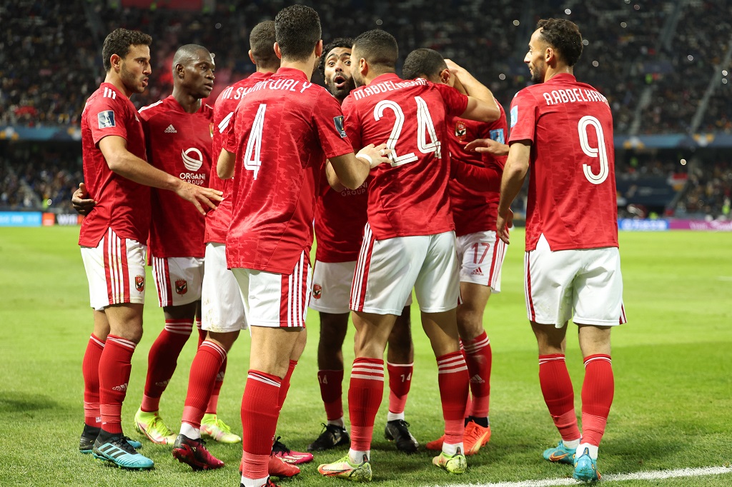 فرحة "أهلاوية" بالهدف الأول لحسين الشحات (تصوير: أ ف ب)