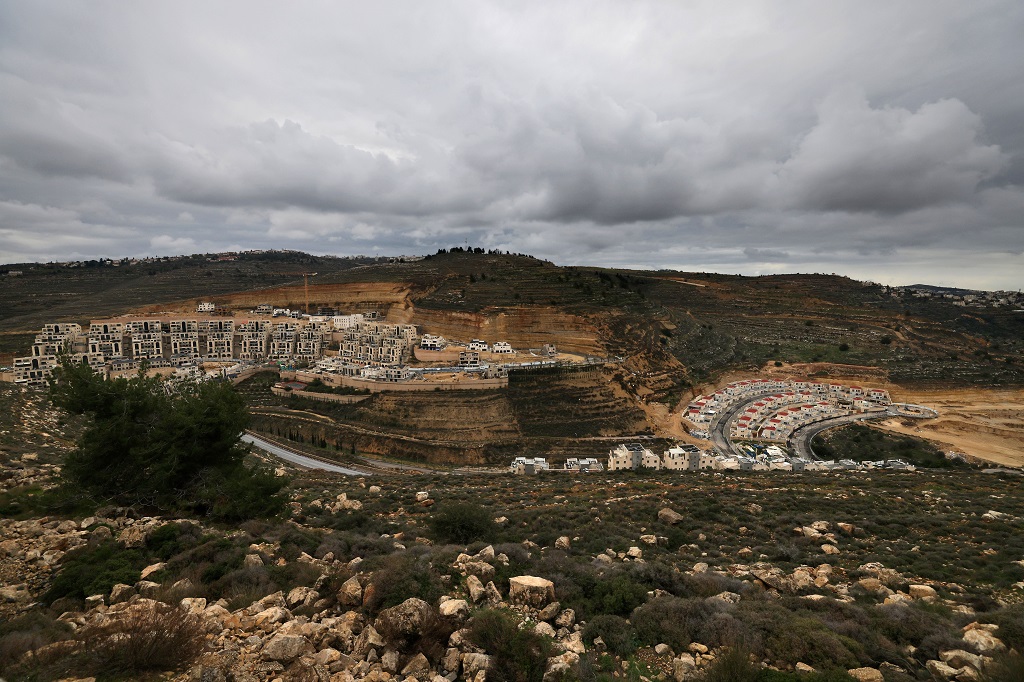 صورة توضيحية- مستوطنة "جفعات زئيف" المقامة على أراضي المواطنين شمال غرب القدس (أرشيف: أ ف ب)