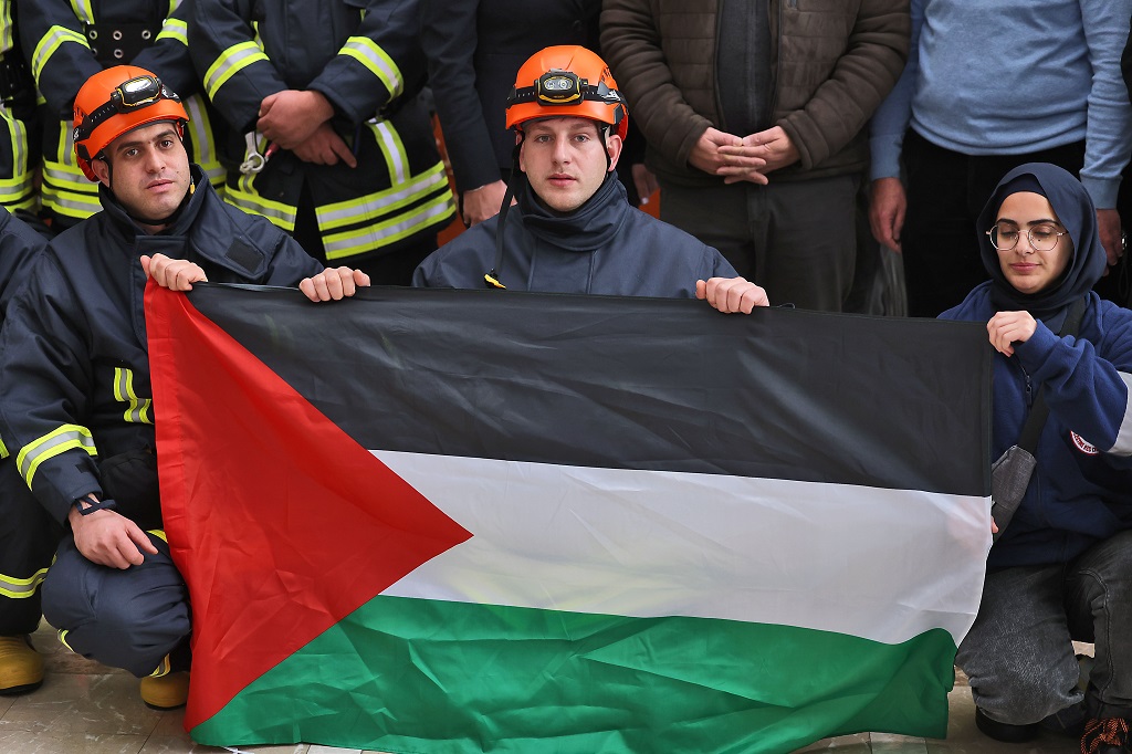 فريق دولة فلسطين للتدخل والاستجابة العاجلة في مقر وزارة الخارجية والمغتربين برام الله صباح اليوم قبل توجهه إلى سوريا وتركيا (تصوير: أ ف ب)