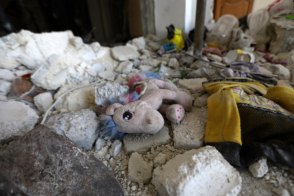 ألعاب للأطفال وسط الأنقاض في محافظة حلب السورية (تصوير: أ ف ب)