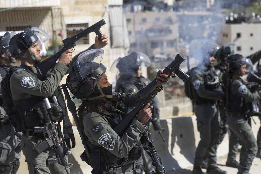 جنود الاحتلال يطلقون الغاز والصوت صوب المواطنين في القدس المحتلة (تصوير: أ ف ب)