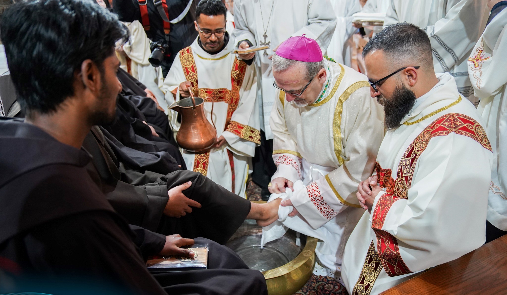 جانب من "رتبة غسل الأرجل" في كنيسة القيامة بمدينة القدس المحتلة (تصوير: البطريركية اللاتينية في القدس)
