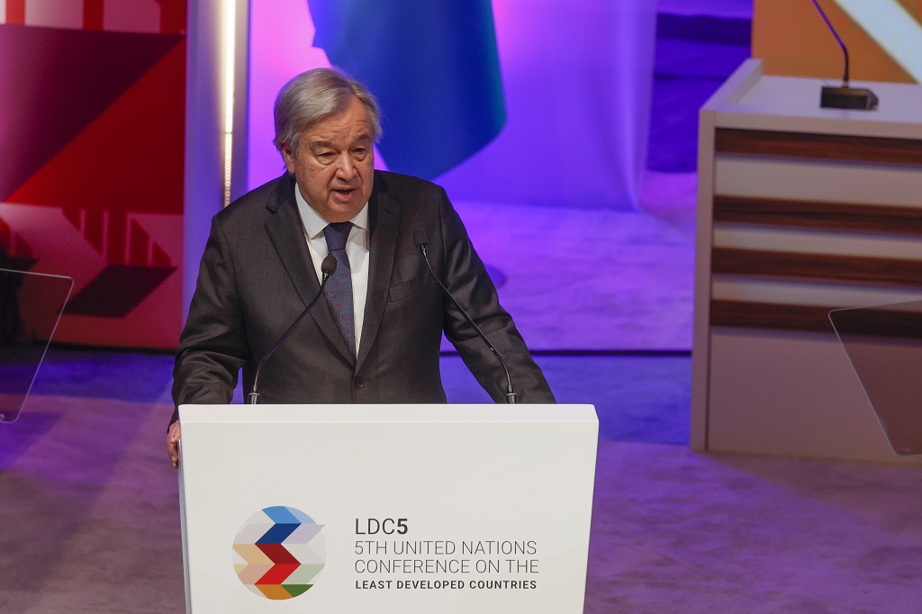 الأمين العام للأمم المتحدة أنطونيو غوتيريش يلقي كلمته خلال قمة تسبق أعمال مؤتمر الأمم المتحدة الخامس المعني بالبلدان الأقل نموا في العاصمة القطرية الدوحة (تصوير: أ ف ب)