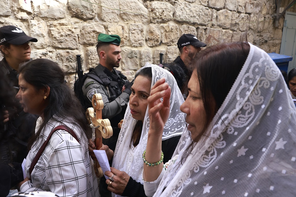 حجاج أجانب يشاركون في مسيرة "درب الصليب" في القدس المحتلة (تصوير: أ ف ب)