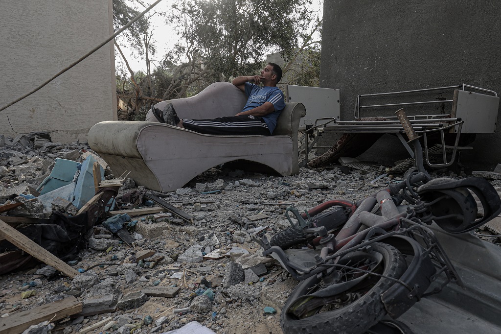 آثار الدمار التي لحقت بأحد المنازل في خان يونس جراء قصف الاحتلال الإسرائيلي (تصوير: أ ف ب)