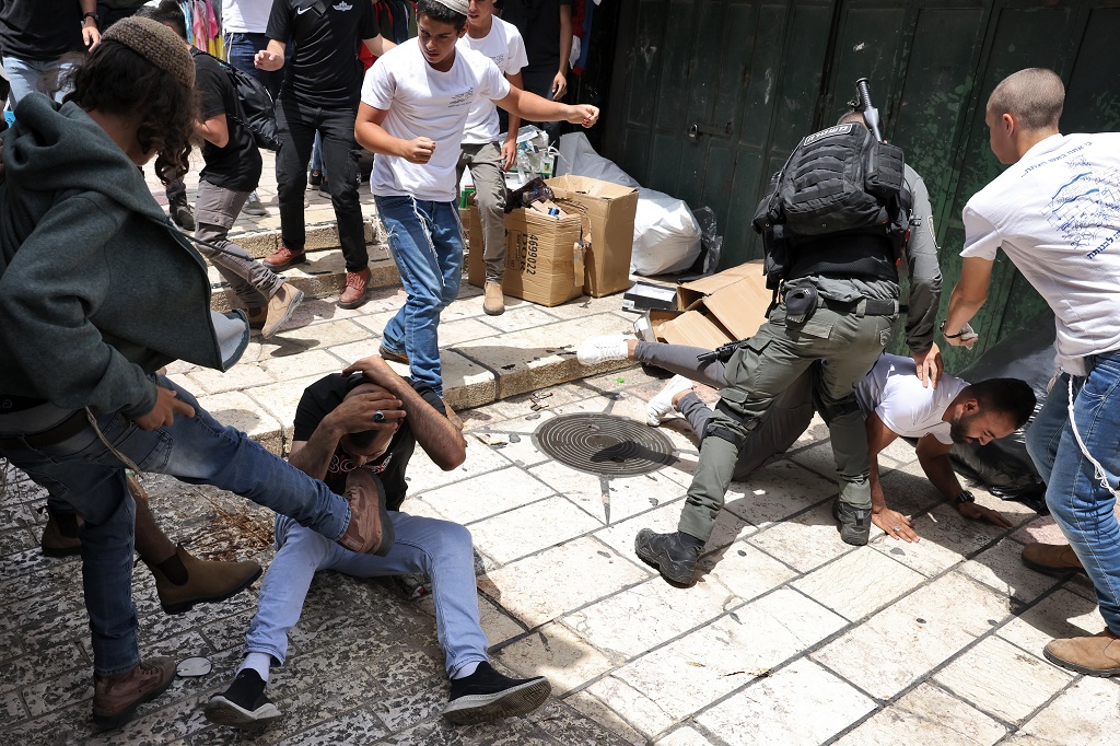 صورة من اعتداء سابق لقوات الاحتلال الإسرائيلي والمستوطنين على المواطنين في البلدة القديمة من مدينة القدس المحتلة (تصوير: أ ف ب)