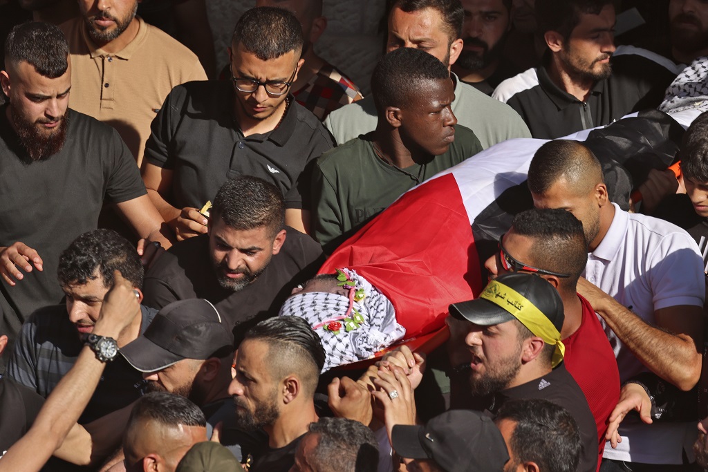 جانب من تشييع جثمان الشهيد طارق إدريس (39 عاما) إلى مثواه الأخير في مخيم عسكر القديم شرق نابلس (تصوير: أ ف ب)