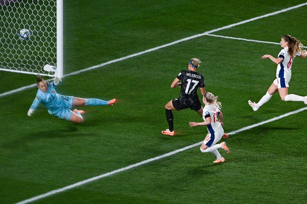 هدف الفوز التاريخي لمنتخب نيوزيلندا في شباك النرويج (تصوير: أ ف ب)