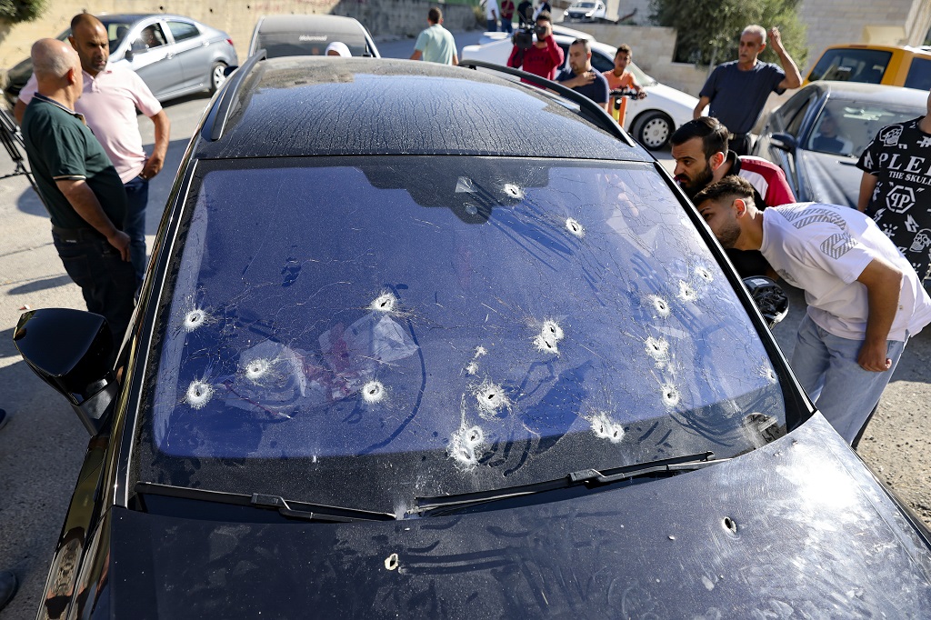 آثار رصاص الاحتلال على المركبة التي كان يستقلها الشهيد فوزي مخالفة (18 عاما) في بلدة سبسطية شمال غرب نابلس (تصوير: أ ف ب)