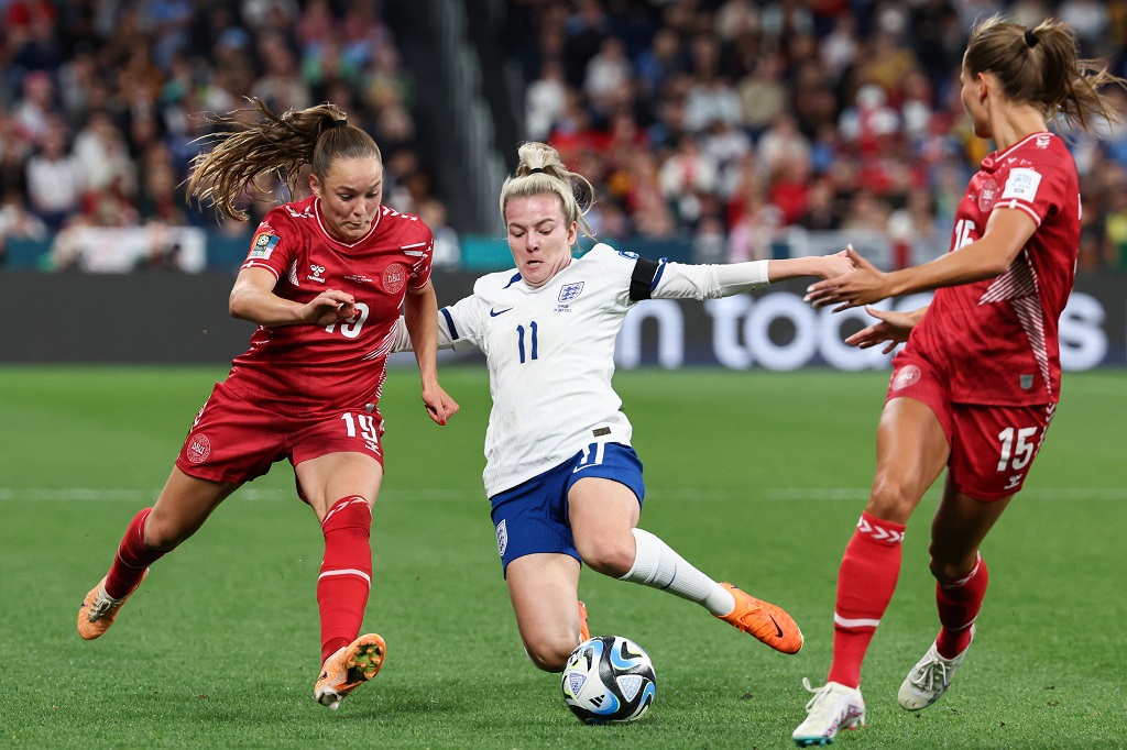 جانب من مباراة إنجلترا والدنمارك في مدينة سيدني الاسترالية (تصوير: أ ف ب)