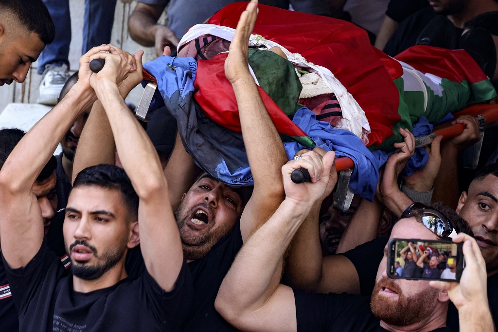 جانب من تشييع جثمان الشهيد محمود أبو سعن (18 عاما) في طولكرم (تصوير: أ ف ب)