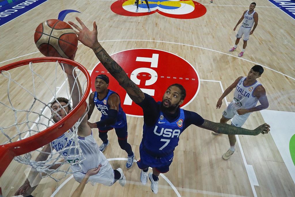 جانب من المباراة بين المنتخبين الأميركي والإيطالي (تصوير: أ ف ب)