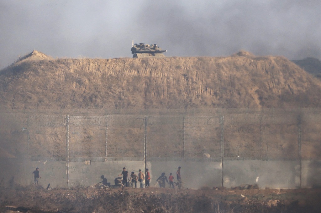 دبابة إسرائيلية تتمركز على الحدود الشرقية لقطاع غزة 