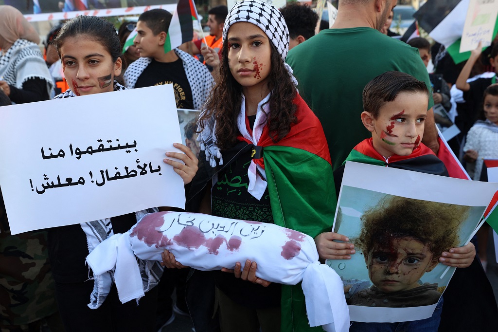 أطفال يتظاهرون وسط رام الله للمطالبة بحماية أقرانهم في قطاع غزة وتنديدا بالعدوان الإسرائيلي الشامل على شعبنا (تصوير: أ ف ب)