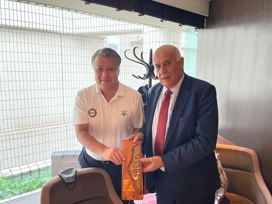 الرجوب خلال لقائه رئيس الاتحاد  الياباني لكرة القدم