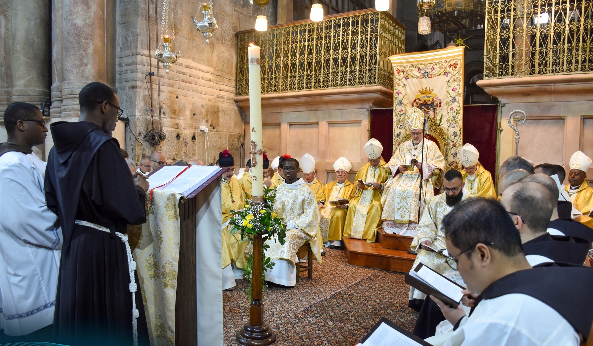 بطريرك القدس للاتين بييرباتيستا بيتسابالا يترأس قداس "سبت النور" في كنيسة القيامة بالقدس المحتلة (تصوير: البطريركية اللاتينية)