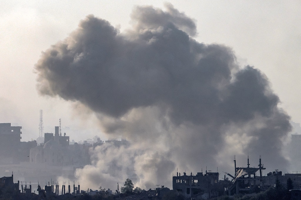 جانب من قصف طيران الاحتلال المتواصل لأنحاء متفرقة في قطاع غزة (تصوير: أ ف ب)