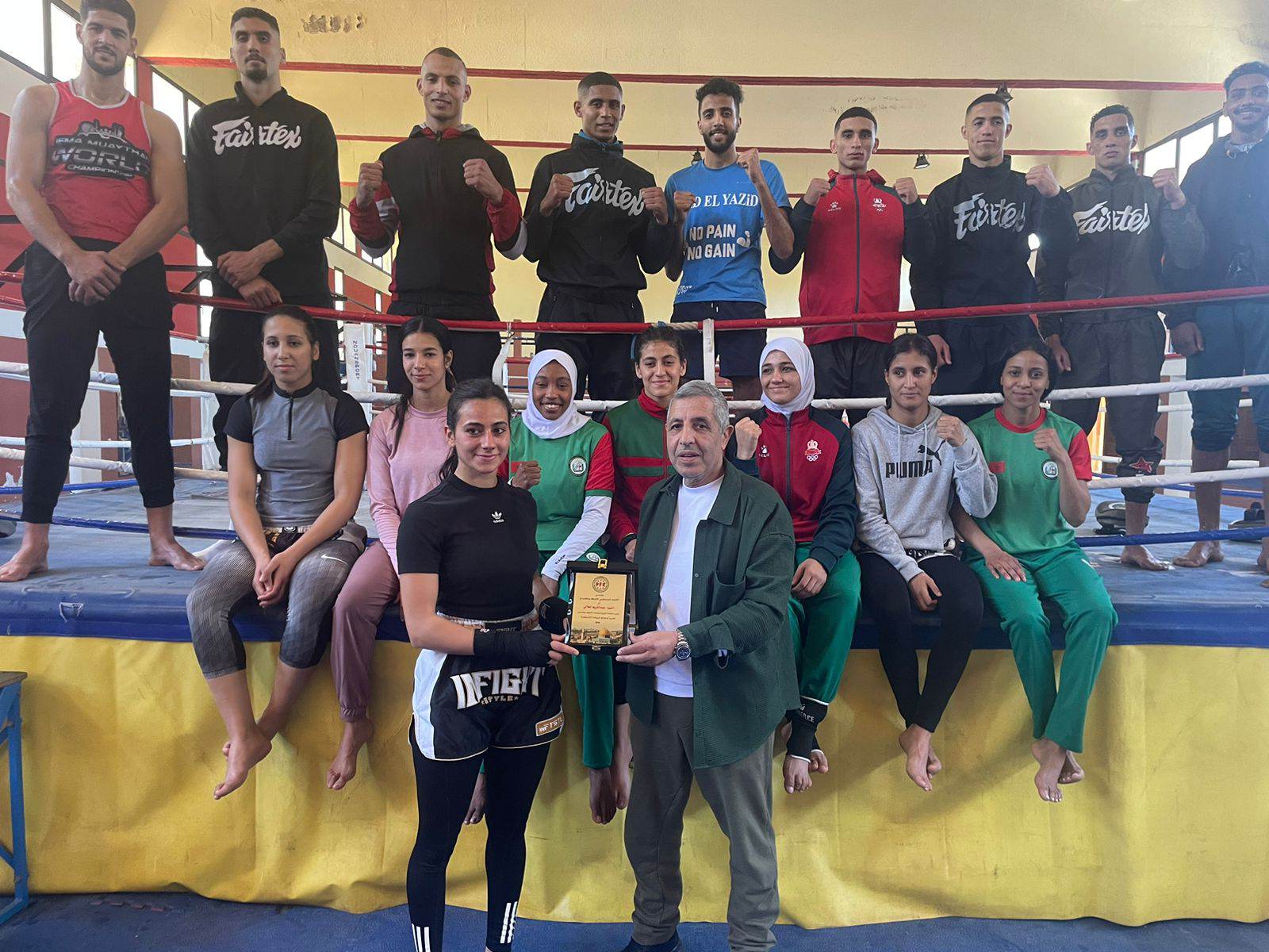 اللاعبة نورا أبو ناب تسلم درعا تكريميا لرئيس الجامعة الملكية لرياضات الكيك بوكسينغ عبد الكريم الهلالي، مقدم من الاتحاد الفلسطيني للعبة