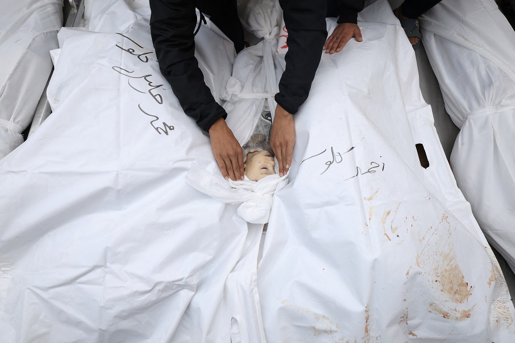 جثامين شهداء في باحة مستشفى ناصر في خان يونس (تصوير: أ ف ب)