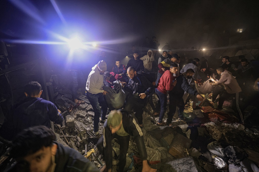 انتشال جثامين الشهداء عقب غارة إسرائيلية استهدفت عدة منازل في رفح (تصوير: أ ف ب)